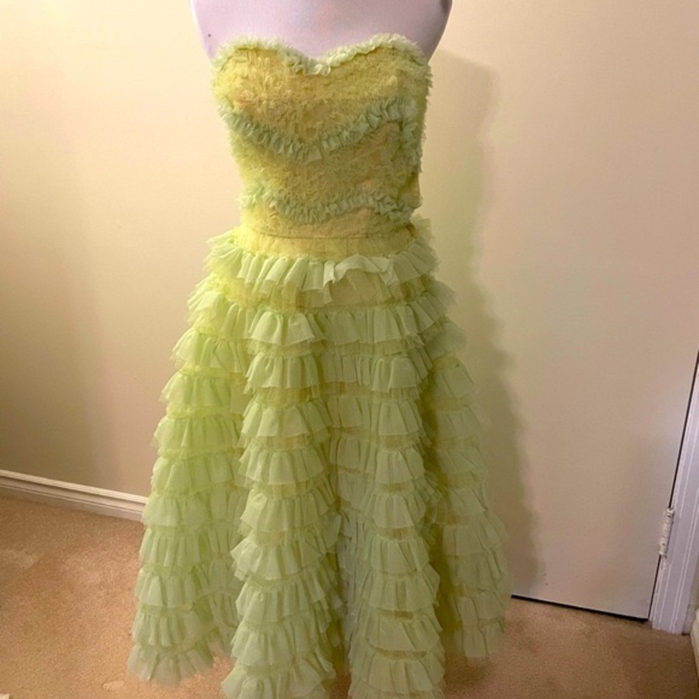 Stunning Vintage strapless ruffle dress